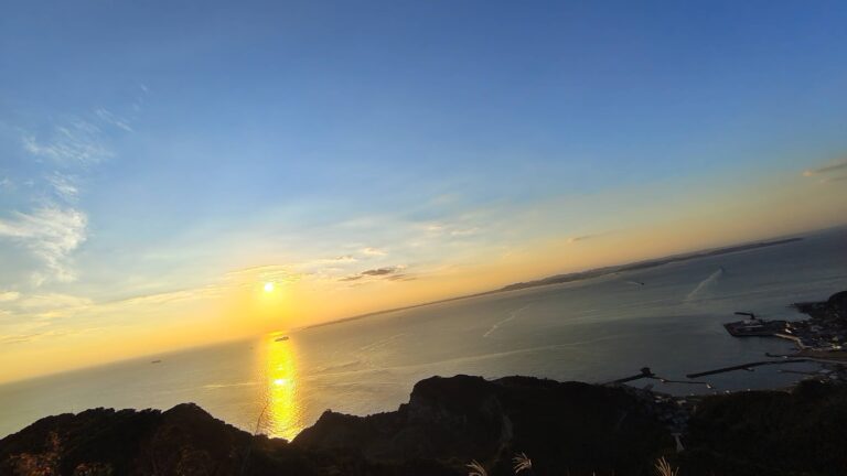 鋸山の頂上から眺めた夕日とフェリーと横須賀